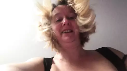 büyük memeli sarışın