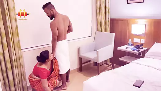 Zengin Hintli Genç Temizlikçi Kadını Kullanıyor