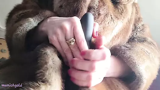 Ateşli Ve Azgın Anne Size Mutlu Bir Sevgililer Günü Dileyerek Sopasıyla Amcığına Masaj Yapıyor