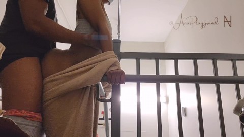 Bana Saksoyu karşılık verdi. Merdiven boşluğuna bir şipşak soktum.