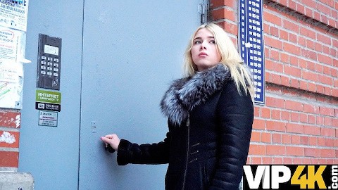 Bu harika kuaförün parası yok ve borç tahsildarları onu sikiyor