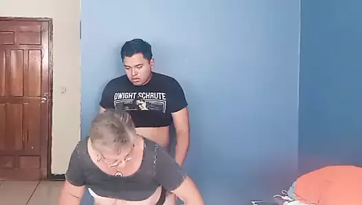 kız arkadaşımın büyükannesi gelmeden önce beni evine davet ediyor