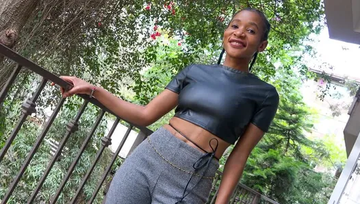 sıkı siyah thot tricked içine emiyor ve sikişing büyük beyaz penis ajan