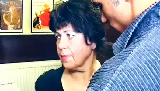 tavernada olgun Alman kaşar parmaklı ve sikildi