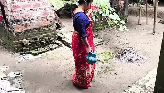 üvey oğlumun banyoya girdiğini görüyorum, arkasından gittim ve onu sikmeye başladım