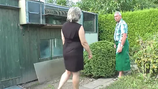 Bahçede olgun komşuların beklenmedik seksi