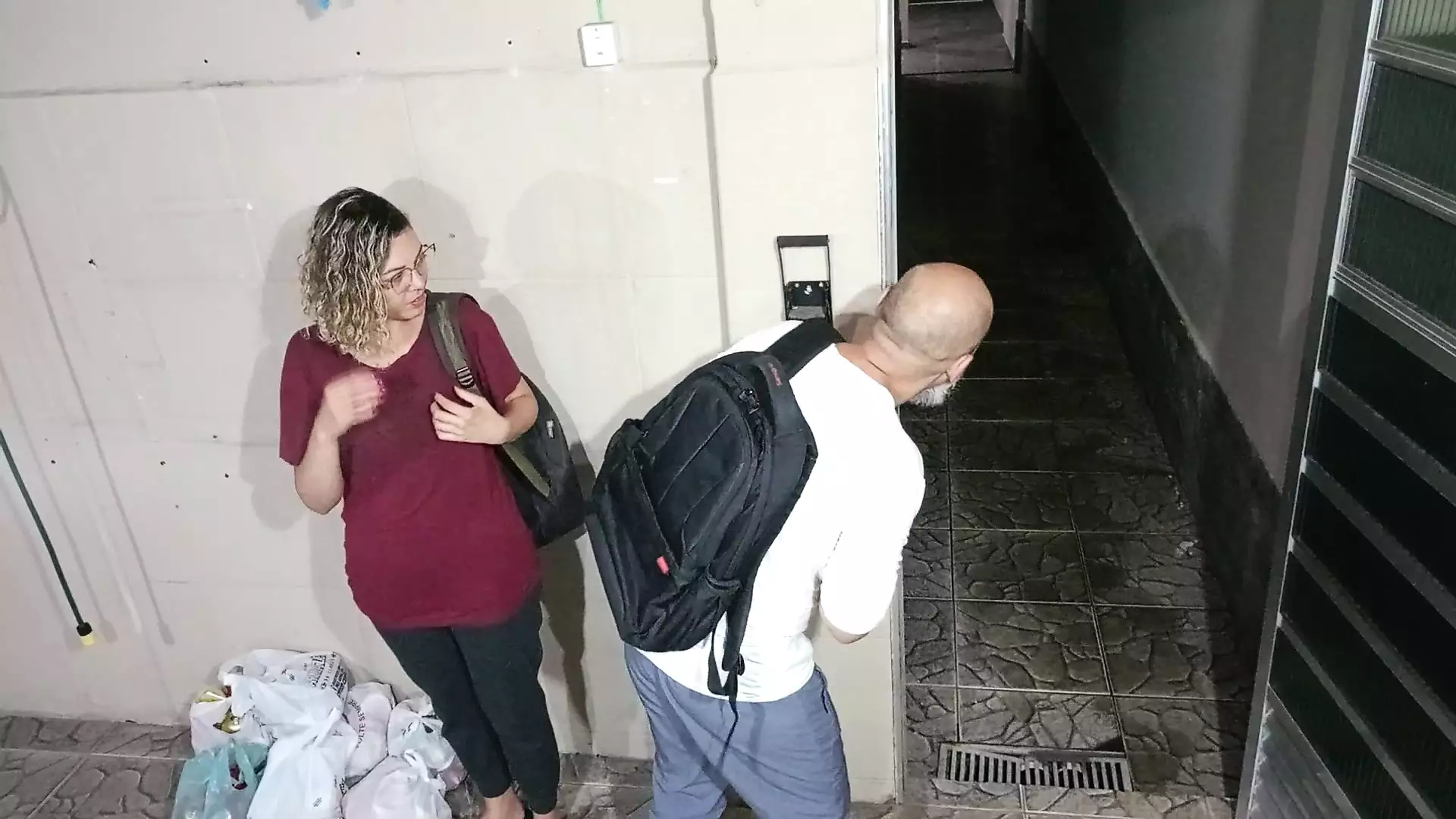 öğretmen okulun arkasındaki öğrenciyle tanışır ve öğrenciyi baştan çıkarır