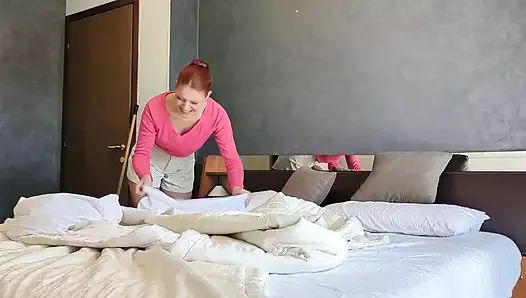 Kızıl saçlı Temizlikçiyi Otelde Becerdim ve Ağzına Boşaldım