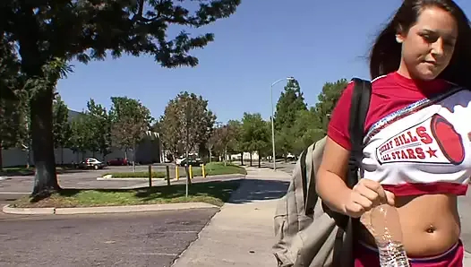 Amigo kıyafetimi giydiğim için öğretmenim beni sikmeye götürüyor