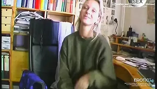 ateşli sarışın genç masturbates içinde benim ofis