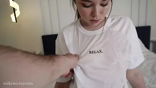 Üvey kardeşim gömleğini bilerek ıslattı, böylece göğüslerini görebildim. Beni baştan çıkardı ve becerdi.