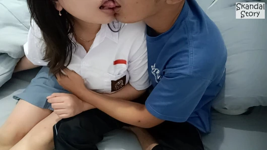 Üniversiteye geç kaldı ve hatta erkek arkadaşının evine gitti