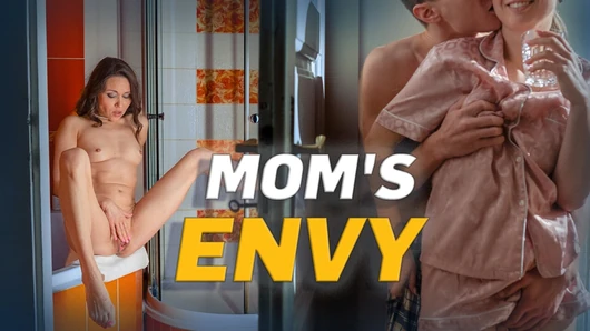 MOMMY4K. Erkek arkadaşını evde getirdiğinde çok ıslandım ve azdım