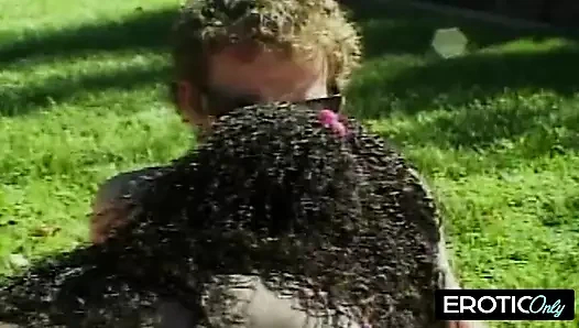 Kaba ve fazlası için yalvarırken ganimet alkışlar