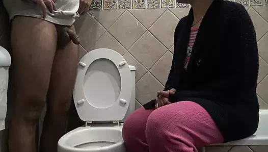 sapık anne üvey oğlunun önünde işemesini izliyor