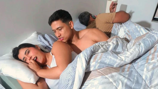 Bu üvey anne, yatağı her zaman yakışıklı üvey oğluyla paylaşmayı sevden ateşli bir milf.