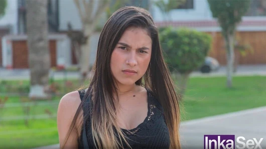 Pembe amcıklı minyon üniversiteli kıza sahte bir Profesör yaklaşır ve arkadan patlatır.