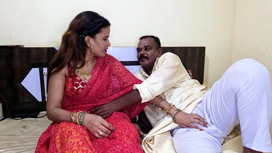 Sıkı amcık Hint kızı-in-law büyük yarrak üvey babası tarafından sert sikildi