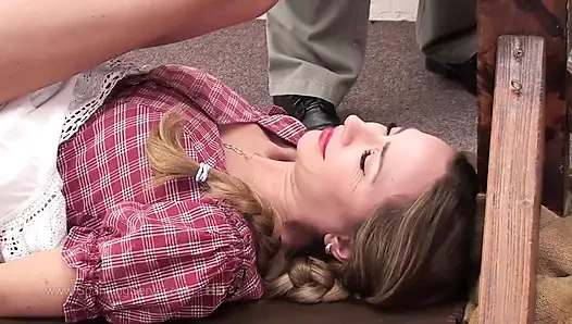 Vicky'nin Kıçı ve Bacakları Kırbaçlanıyor