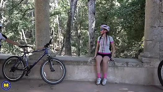 Bu Yaşlı ve Genç Lezbiyenler Bisiklete Binerken ıslanır ve Vahşileşirler