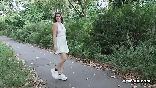 Ersties - Kitty E şehvet hakkında konuşur ve sonra parmaklarıyla gösterir