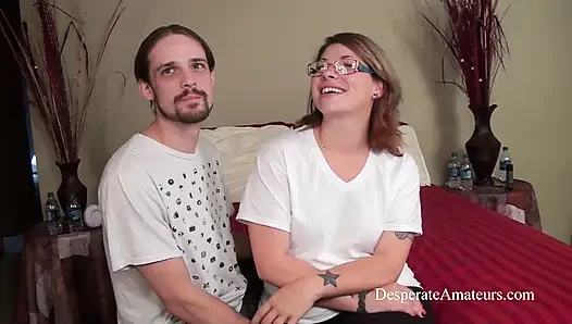 Umutsuz Amatörler Arlene ve Astrid, Büyük Göğüsleri ve Sıkı Amcıkları Büyük Bir Penis Tarafından Sertçe Çarptırılıyor