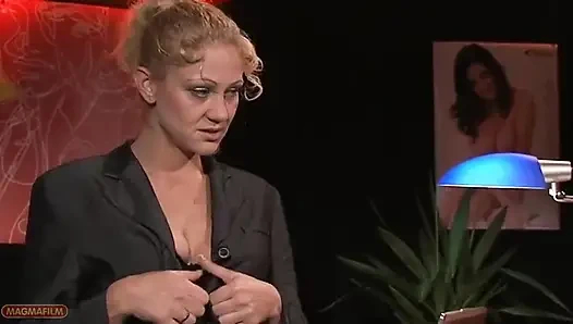 Çorap ve Jartiyerli Mükemmel Sıkı Ofis MILF'i