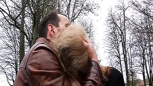 Yaşlı Fransız orospu parkta yakalandı ve kıçından becerildi