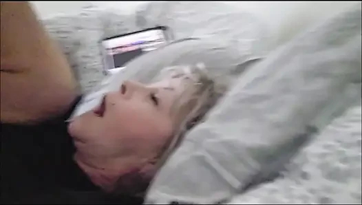 Porno izlerken yakalanan kadının ağzına bir horoz sokuluyor ve beceriliyor