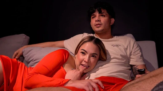 Üvey Kız Kardeşimle Film İzlerken Başlayan Ön Sevişmemiz, Göte Boşalmayla Son Buluyor