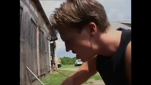 Büyük Göğüslü Kırsal MILF Açık Havada Bir Fahişe Gibi Sikiliyorlar