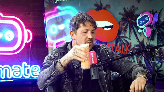 RYAN, KAZUMI VE ALEX JONES İLE BİRLİKTE İLK PORNO SAHNESİNİ YÖNETİYOR