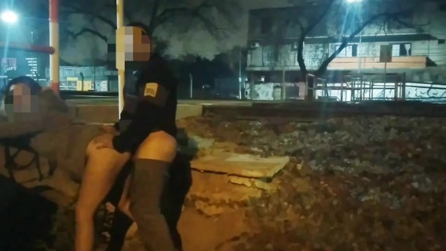 Sokakta çıplak bir şekilde teşhir edilen kız, kamusal alanda sevişiyor, röntgencilere yakalandı ve polis tarafından yakalandı