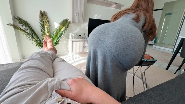 Üvey anne, temizlik yaparken üvey oğlunun sertleştiğini fark etti ve büyük seksi kıçına boşalmasına yardım etti!