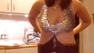 breats o elbisenin içinde çok güzel görünüyor